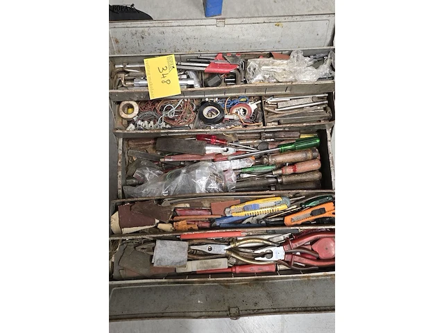 Lot 348 - metalen gereedschapskoffer met inhoud - afbeelding 2 van  3