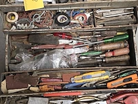 Lot 348 - metalen gereedschapskoffer met inhoud - afbeelding 2 van  3