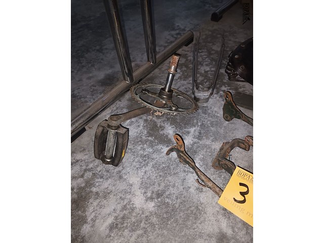 Lot 349 - onderdelen militaire fiets. 7 stuks - afbeelding 4 van  4