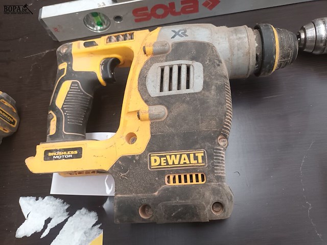 Lot 35 - accu boorhamer dewalt - afbeelding 2 van  4