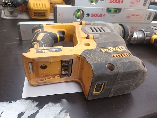 Lot 35 - accu boorhamer dewalt - afbeelding 3 van  4