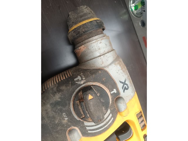 Lot 35 - accu boorhamer dewalt - afbeelding 4 van  4