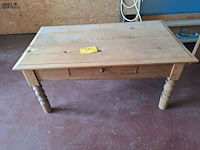 Lot 35 - antieke landelijke salontafel in grenenhout met lade - afbeelding 1 van  3