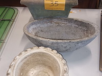 Lot 35 - bloempotten in steen. 3 stuks - afbeelding 1 van  3