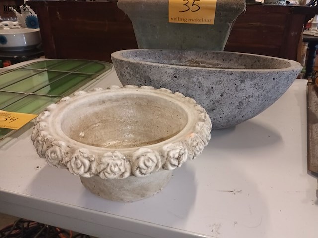 Lot 35 - bloempotten in steen. 3 stuks - afbeelding 2 van  3