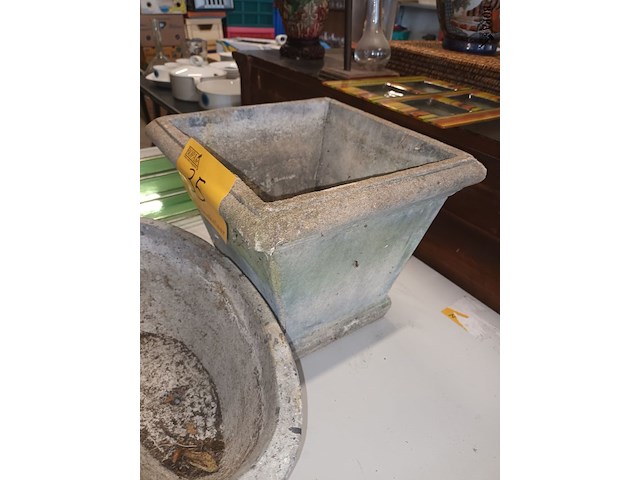 Lot 35 - bloempotten in steen. 3 stuks - afbeelding 3 van  3