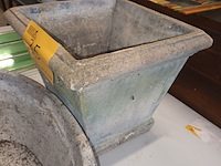 Lot 35 - bloempotten in steen. 3 stuks - afbeelding 3 van  3