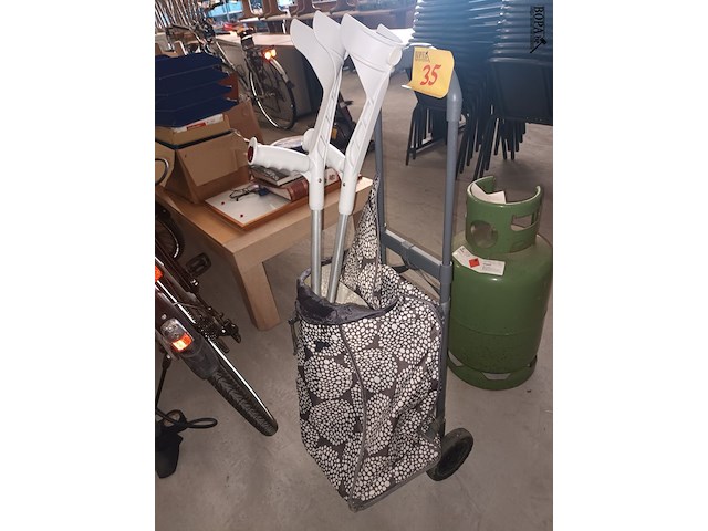 Lot 35 - boodschappen trolley en krukken - afbeelding 1 van  3