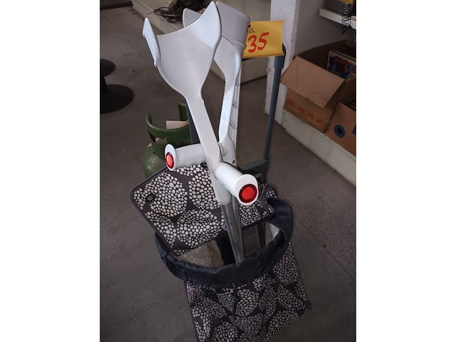 Lot 35 - boodschappen trolley en krukken - afbeelding 2 van  3