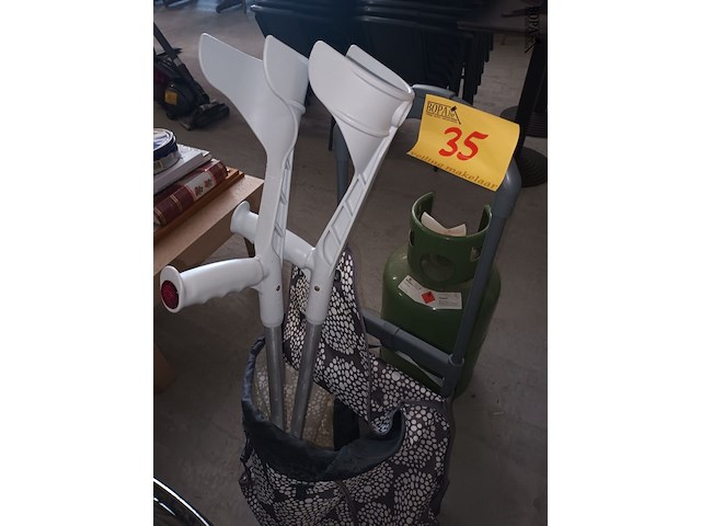 Lot 35 - boodschappen trolley en krukken - afbeelding 3 van  3