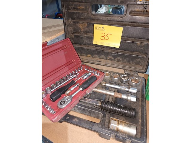 Lot 35 - doppenset in koffer. 2 stuks - afbeelding 1 van  3