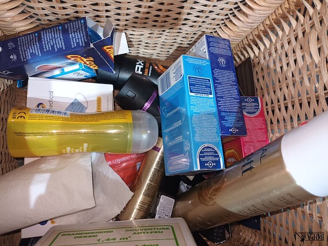 Lot 35 - ehbo en verzorging - afbeelding 5 van  5