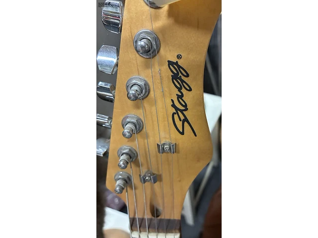 Lot 35 - elektrische gitaar - stratocastermodel - stagg - afbeelding 2 van  4