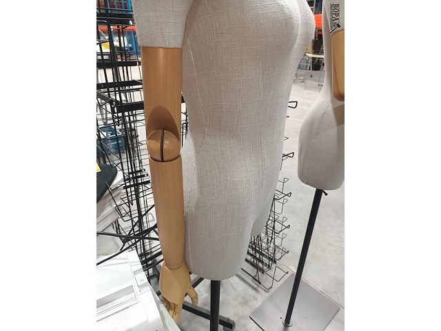 Lot 35 - etalagepop - afbeelding 2 van  3