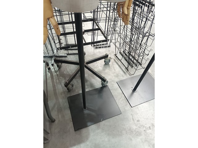 Lot 35 - etalagepop - afbeelding 3 van  3