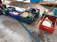Lot 35 - huisraad. 7 bakken - afbeelding 1 van  8