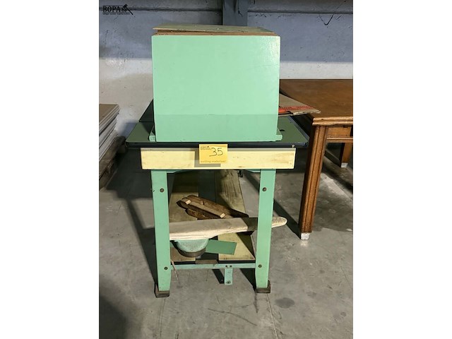 Lot 35 - industriële strijktafel met toebehoren - afbeelding 1 van  8