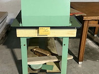 Lot 35 - industriële strijktafel met toebehoren - afbeelding 1 van  8