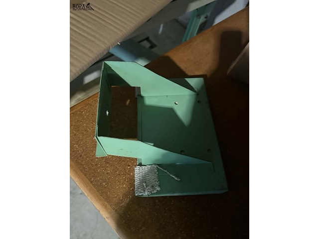 Lot 35 - industriële strijktafel met toebehoren - afbeelding 2 van  8