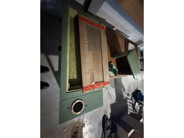 Lot 35 - industriële strijktafel met toebehoren - afbeelding 4 van  8