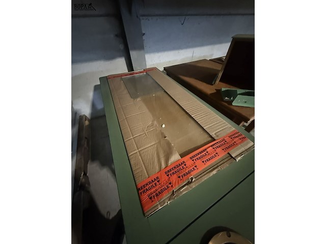 Lot 35 - industriële strijktafel met toebehoren - afbeelding 5 van  8