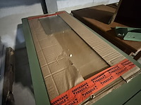 Lot 35 - industriële strijktafel met toebehoren - afbeelding 5 van  8