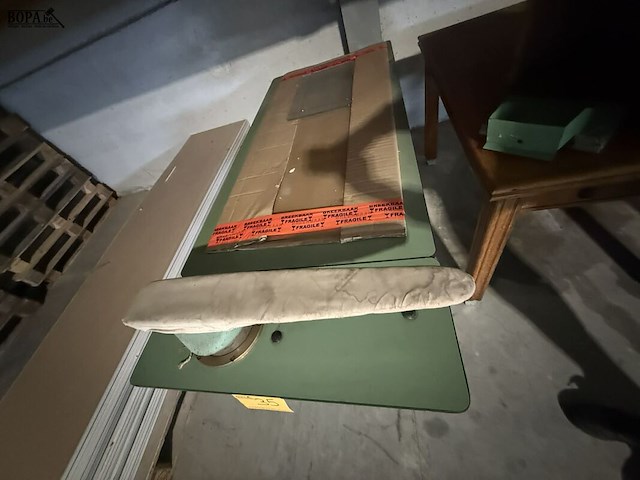 Lot 35 - industriële strijktafel met toebehoren - afbeelding 6 van  8