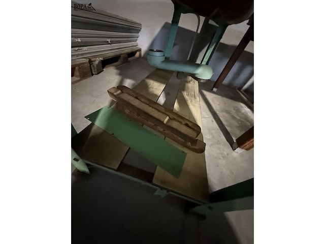 Lot 35 - industriële strijktafel met toebehoren - afbeelding 7 van  8