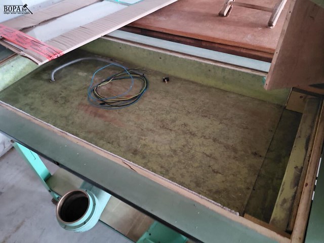 Lot 35 - industriële strijktafel met toebehoren - afbeelding 8 van  8