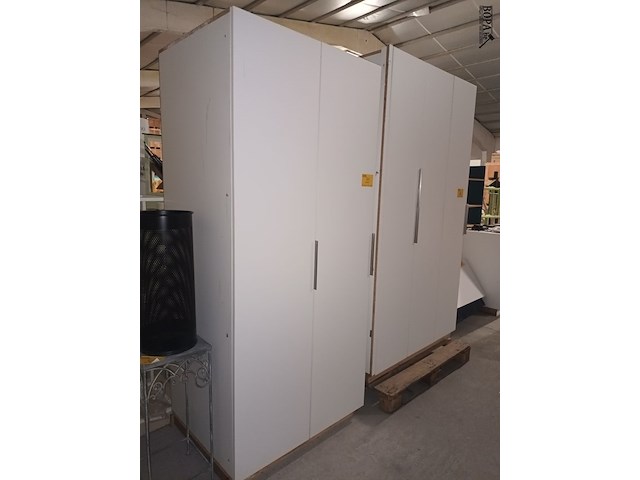 Lot 35 - kast met 2 deuren - afbeelding 1 van  2