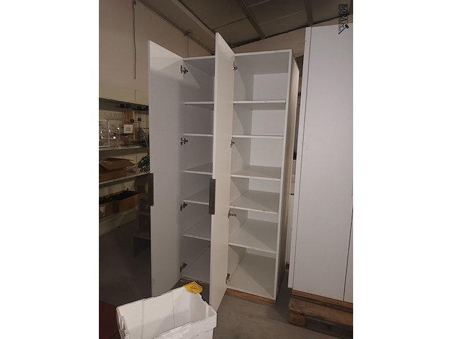 Lot 35 - kast met 2 deuren - afbeelding 2 van  2