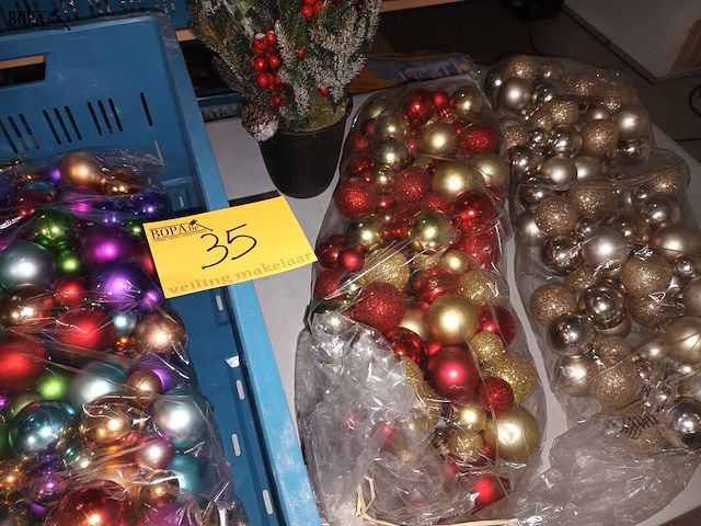 Lot 35 - kerstballen en boompje - afbeelding 1 van  5