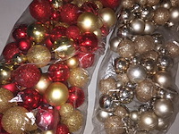 Lot 35 - kerstballen en boompje - afbeelding 4 van  5