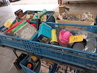 Lot 35 - keuken- en bakgerei. 2 bakken - afbeelding 1 van  8