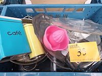 Lot 35 - keuken- en bakgerei. 2 bakken - afbeelding 2 van  8