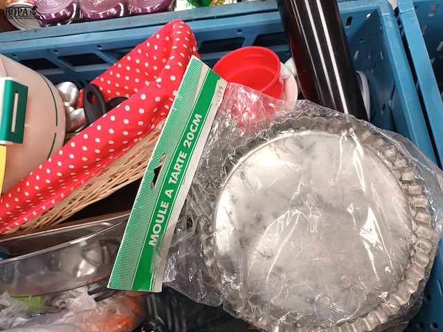 Lot 35 - keuken- en bakgerei. 2 bakken - afbeelding 4 van  8