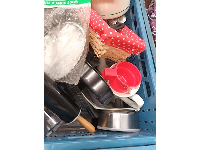 Lot 35 - keuken- en bakgerei. 2 bakken - afbeelding 6 van  8