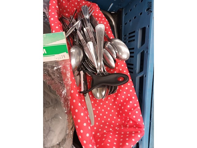 Lot 35 - keuken- en bakgerei. 2 bakken - afbeelding 7 van  8