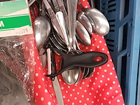 Lot 35 - keuken- en bakgerei. 2 bakken - afbeelding 7 van  8