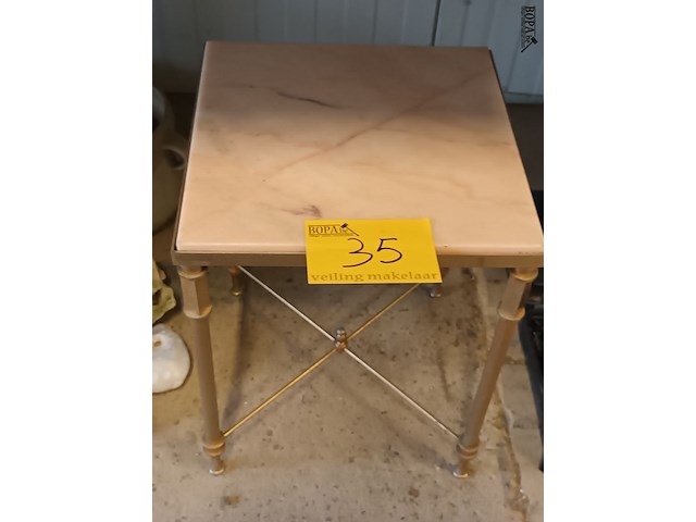 Lot 35 - koperen bijzettafel met marmer blad - afbeelding 1 van  3