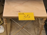 Lot 35 - koperen bijzettafel met marmer blad - afbeelding 1 van  3