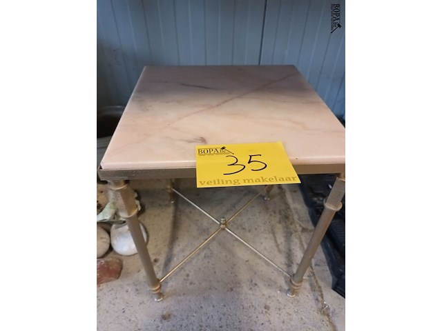Lot 35 - koperen bijzettafel met marmer blad - afbeelding 2 van  3