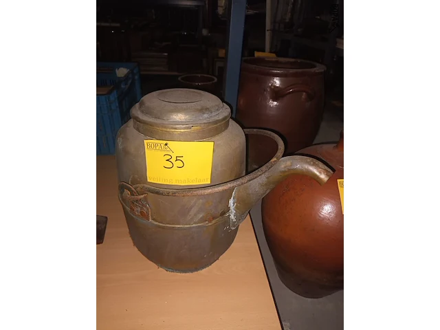 Lot 35 - koperen melkkan met schenktuit - afbeelding 4 van  4