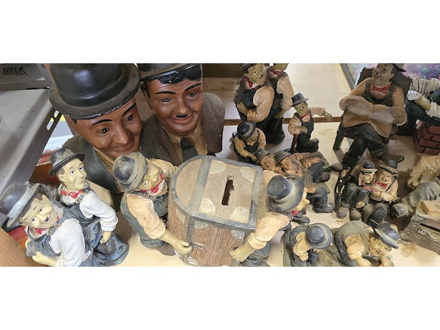 Lot 35 - laurel & hardy beeldjes ong 14 stuks - afbeelding 2 van  4