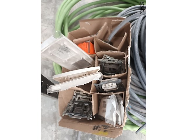 Lot 35 - lot elektriciteitsmateriaal - afbeelding 4 van  4