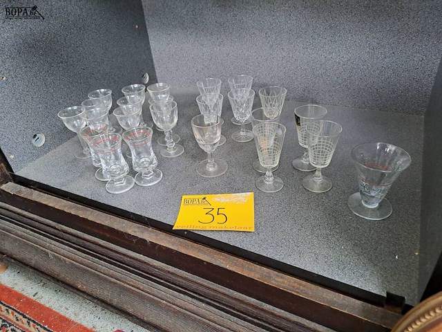 Lot 35 - lot verzameling antieke borrelglaasjes - afbeelding 1 van  1