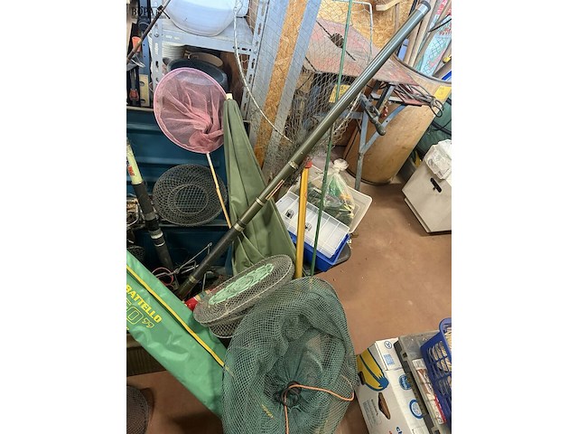 Lot 35 - lot vissersgerief allerlei in koffer + vissersmandje - afbeelding 2 van  10