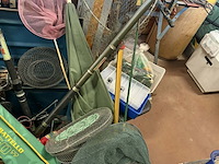 Lot 35 - lot vissersgerief allerlei in koffer + vissersmandje - afbeelding 2 van  10