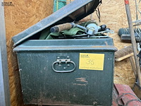 Lot 35 - lot vissersgerief allerlei in koffer + vissersmandje - afbeelding 1 van  10