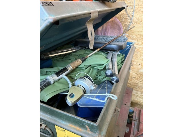 Lot 35 - lot vissersgerief allerlei in koffer + vissersmandje - afbeelding 3 van  10